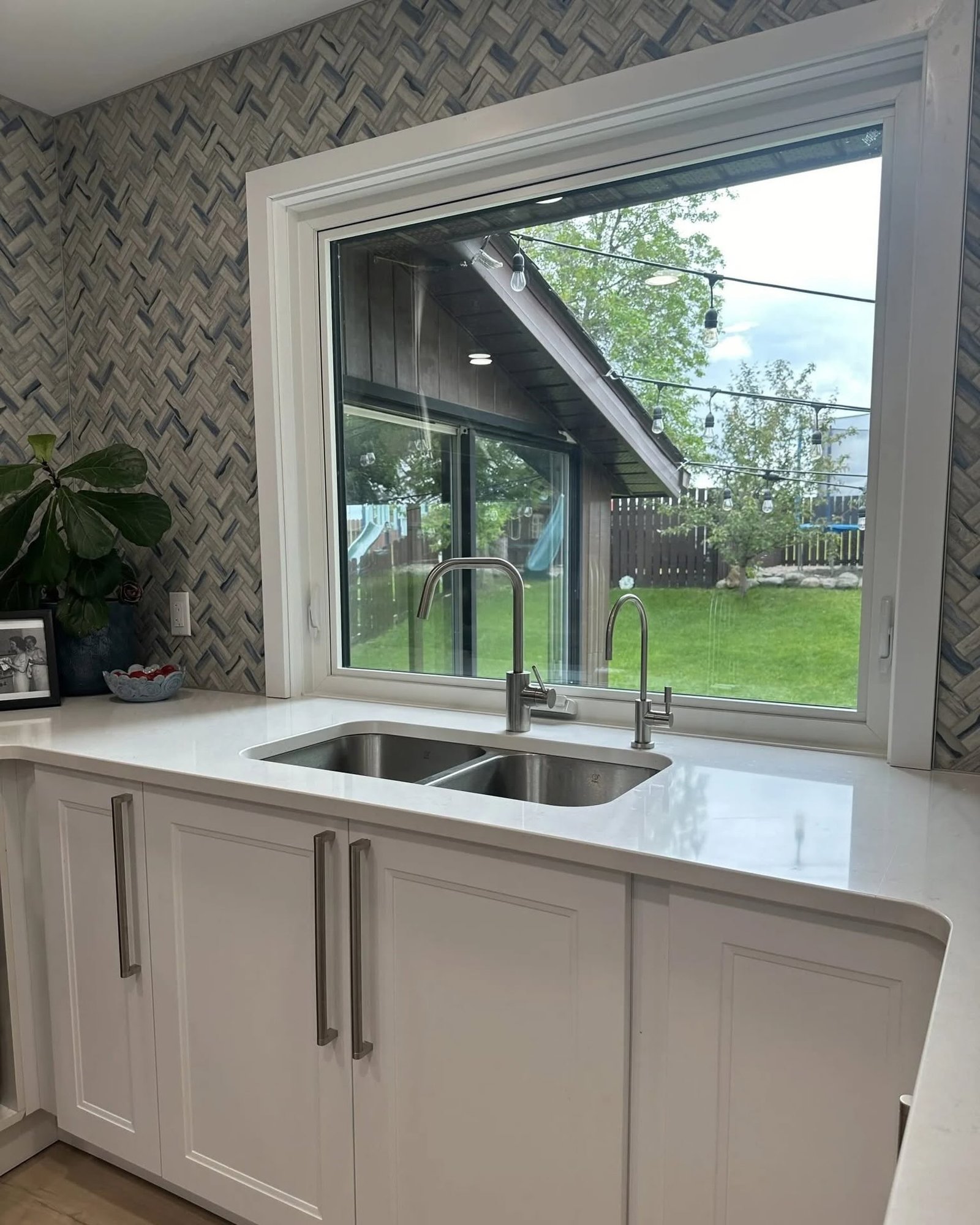 Throwing it back to this kitchen window project! With this heatwave, I bet these homeowners are appreciating the added protection from the heat and the extra comfort this new window provides 🥵
